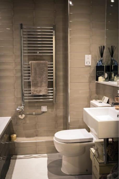 Luxury Modern Apt With Parking On Leigh Broadway公寓 外观 照片