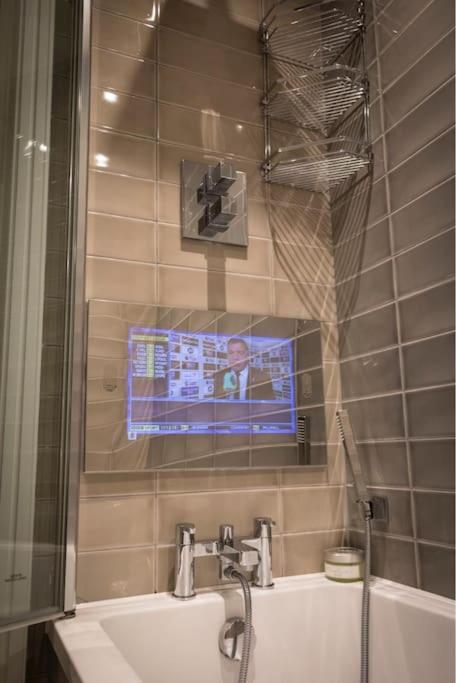 Luxury Modern Apt With Parking On Leigh Broadway公寓 外观 照片