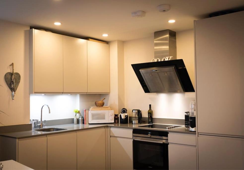 Luxury Modern Apt With Parking On Leigh Broadway公寓 外观 照片